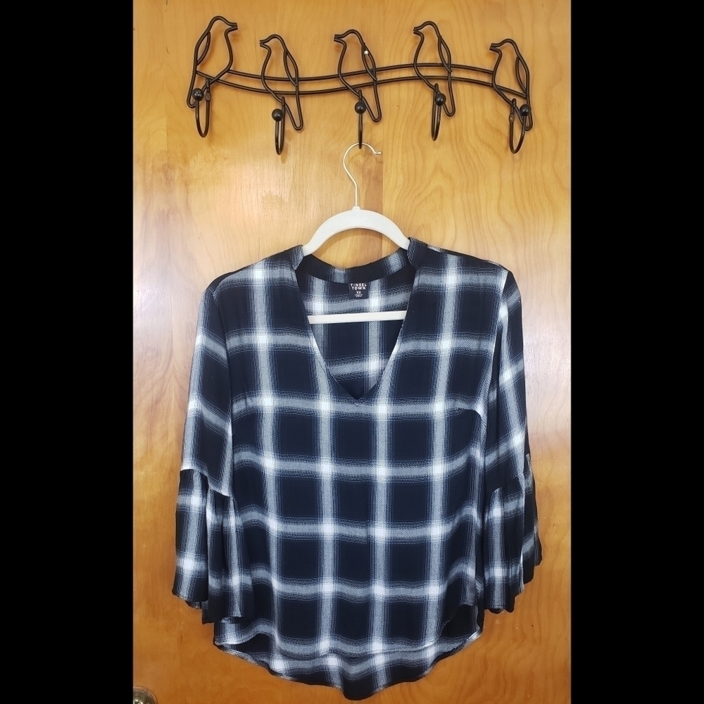 Tinseltown Black & White V-Neck w/Bell Sleeves